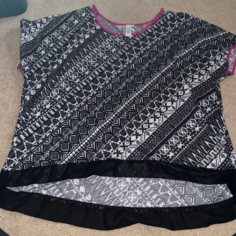 High low style bottom with pink trimmed neckline and sleeves. Size 4x